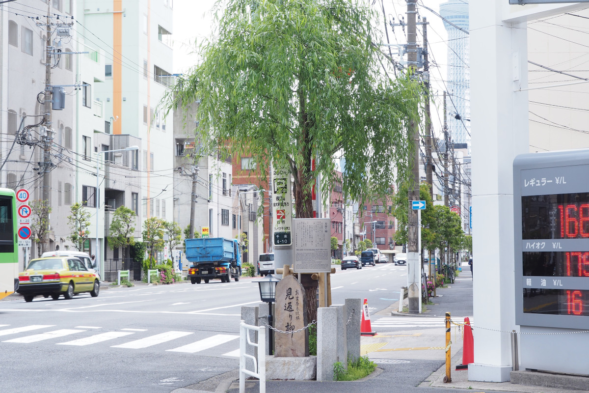1本の柳のそばに「見返り柳」の碑が立っている。